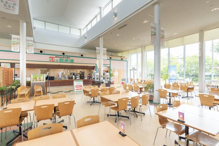 カフェレストラン「花の散歩道」営業時間は11～16時