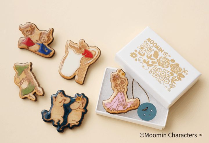クリアウッドブローチ 各¥4,840／MOOMIN SHOP 楽天市場店