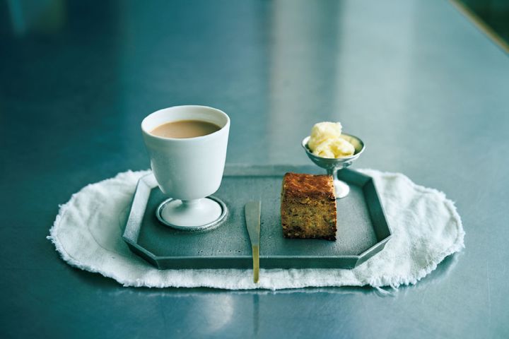 プーアル茶ベースのアイスミルクティーと手作りお菓子