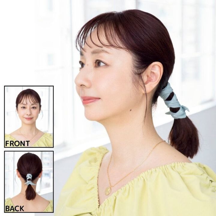 ポニー部分に上品な色を添えてシンプルヘアの地味見えを解消。ヘアリボン1320円（アネモネ／サンポークリエイト） ブラウス6490円（セルフィスト／アバハウスインターナショナル オンラインストア） ネックレス2万7500円（マリハ）