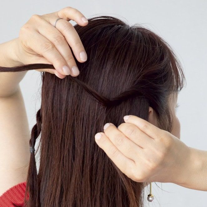 【HOW TO】１．片サイドの表面の毛束をすくったら、後頭部の一番高い位置に向かってねじります。これをゴムで縛りましょう。反対側も同じようにねじり、後頭部で1本にまとめて縛ります。