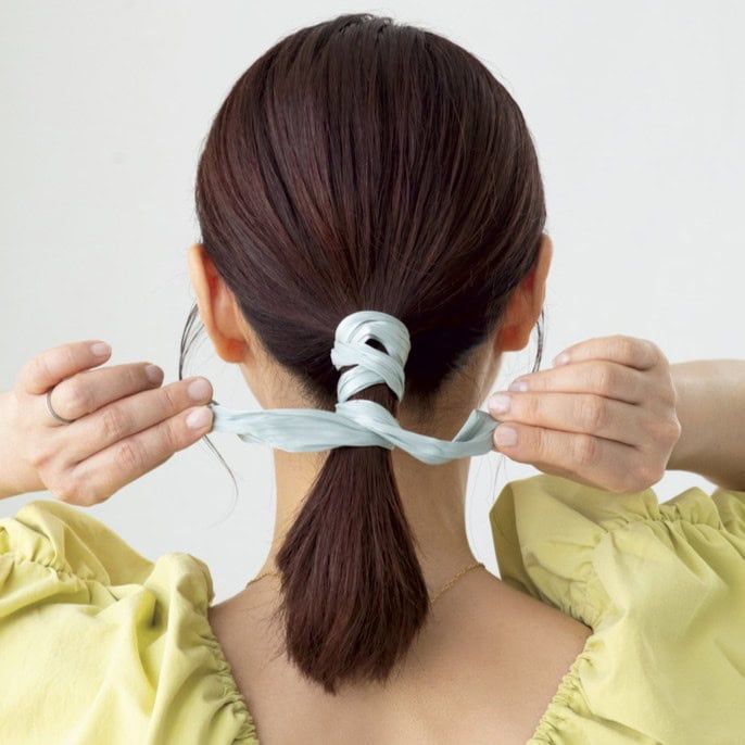 【HOW TO】２．ポニー部分にワイヤーポニーをクルクルと巻き付けていきます。根もと側から毛先に向かって付けましょう。端の方はねじってリボン風にまとめると素敵です。