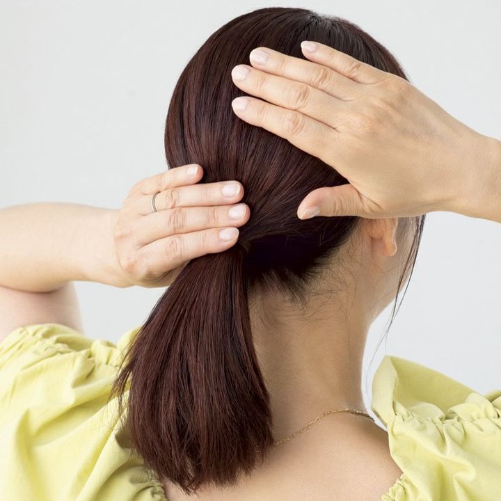 【HOW TO】１．髪の中間～毛先にかけてうっすらとバームをなじませたら、前髪を下ろした状態でひとつに縛ります。その後、バランスを見ながらもみあげを引き出しましょう。