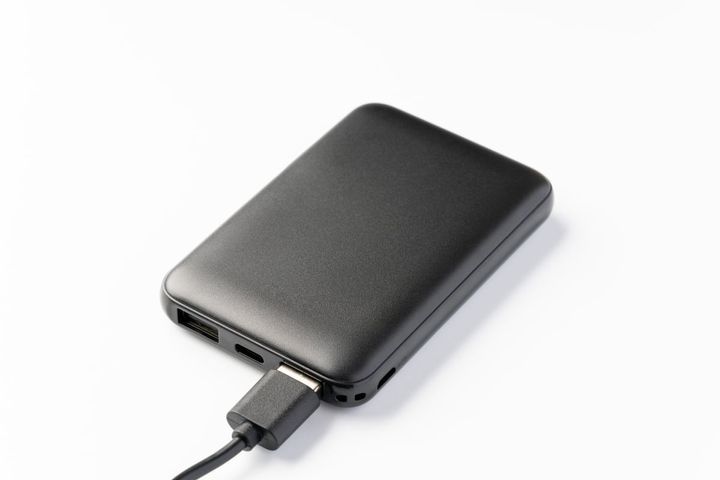 モバイルバッテリーが発火したらどう対処する？（画像はイメージ）