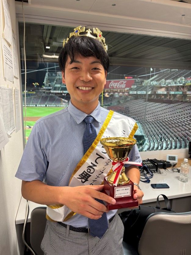 昨年の読売ジャイアンツ優勝実況後に祝福を受ける大泉アナウンサー