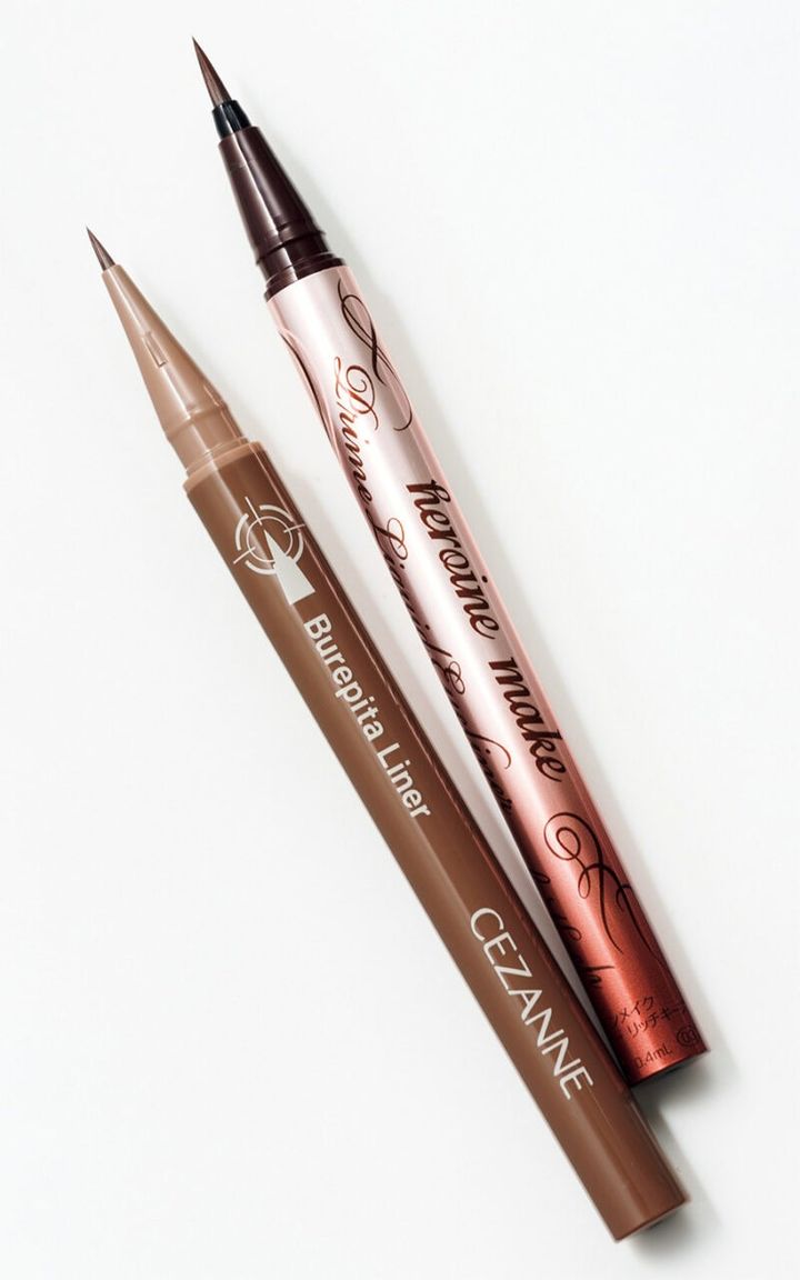 （右）くっきりと発色し、目のフレームを強調。 ヒロインメイク プライムリキッドアイライナー リッチキープ03 ￥1,320／KISSME（伊勢半） （左）コシの強い筆先で、ぶれずに描きやすい。 セザンヌ ブレぴたライナー20 ￥891／セザンヌ化粧品