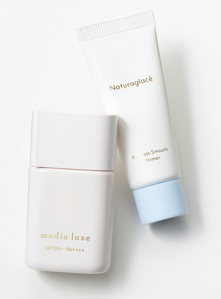 （右）テカリも崩れも防ぐ。 ナチュラグラッセ ポアレス スムース プライマー 20g ￥3,300／ナチュラグラッセ （左）つややかな仕上がり。 メディア リュクス スムースビューティーベース ベージュ SPF50+･PA++++30mL ￥1,540（編集部調べ）／カネボウ化粧品