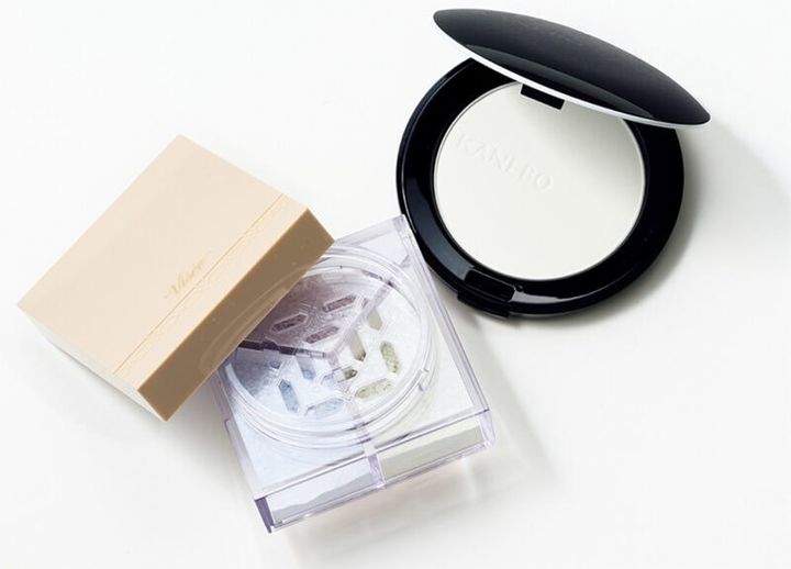 （右）時間が経ってもくすみにくい。カネボウ クリスタライズドフィックスパウダー ￥7,150／カネボウインターナショナルDiv. （左）涼しげな印象のつややかなブルー系。ヴィセトリニタス グロウ パウダー01 ￥1,870（編集部調べ）／コーセー