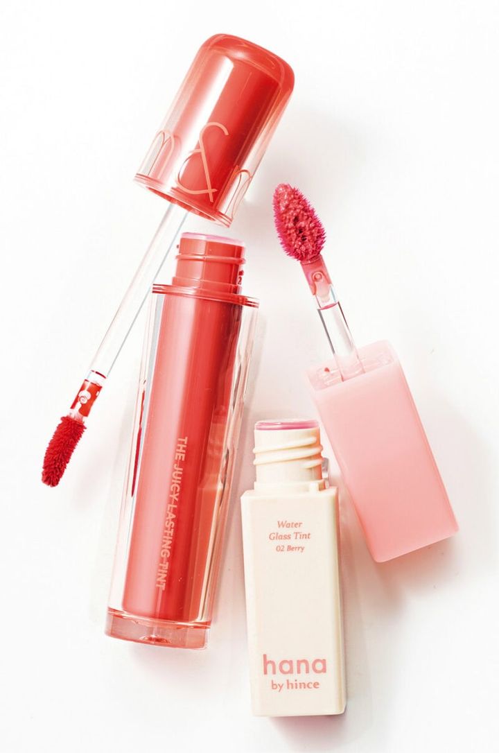 （右）ずっとつけていても唇が乾燥しにくい。 ハナバイヒンス ウォーターグラスティント02 ￥990／hince （左）時間が経つほど、ちゅるんとしたジューシー感がアップ。 ロムアンド ザジューシーラスティングティント08 ￥1,320／ロムアンド