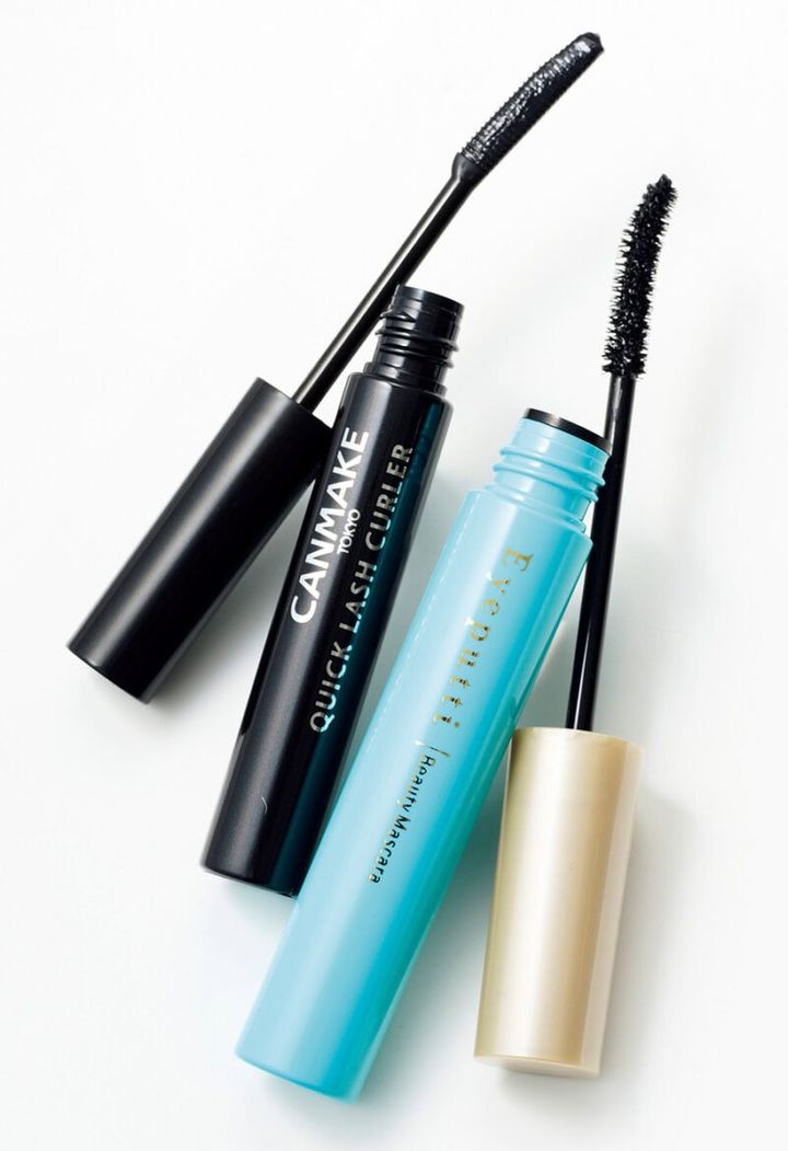 （右）先端がカーブしたブラシで目頭や目尻の短いまつ毛も逃さない。 アイプチ ひとえ・奥ぶたえ用マスカラ リッチブラック ￥1,320／イミュ （左）優れたカールキープ力。 キャンメイク クイックラッシュカーラー BK ￥748／井田ラボラトリーズ