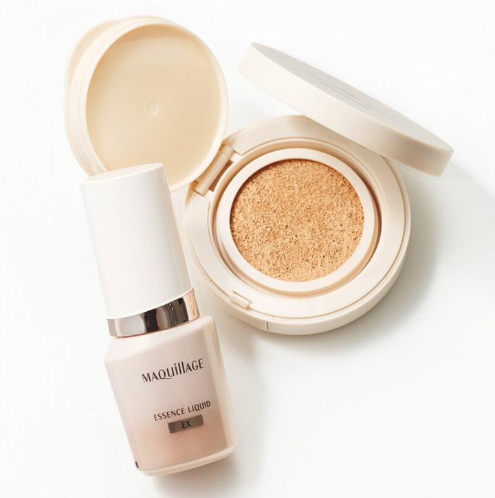 （右）毛穴をカバー。 オルビスユー トリートメントクッションファンデーションN SPF30・PA+++ 全２色 ￥3,410／オルビス （左）美容液級の保湿力。 マキアージュ エッセンスリキッドEX SPF50+･PA++++ 全5色 ￥3,740（編集部調べ）／マキアージュ