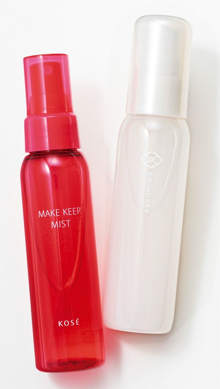（右）美容液成分で乾燥も防ぐ。 サナ 舞妓はん化粧もちおしろいミスト75mL ￥1,540／ 常盤薬品工業 （左）汗や皮脂、表情の動きによるヨレも防止。 メイク キープミスト EX + 80mL ￥1,320（編集部調べ）／コーセーコスメニエンス