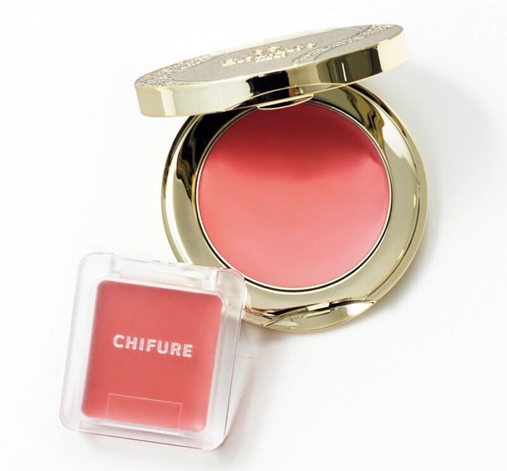 （右）透明感を引き立てる、ヘルシーな印象の赤みピンク。 エレガンス スリーク フェイス N PK106￥3,300／エレガンス コスメティックス （左）フレッシュなオレンジ。 ちふれ リップ ＆ チーク バーム OR10 ￥550／ちふれ化粧品