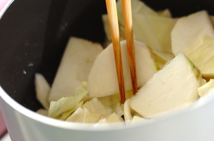 カブとキャベツのミルクスープの作り方1