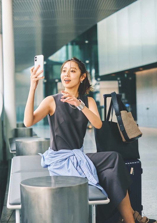 チャコールグレーで上品なシンプルワンピ休日コーデ