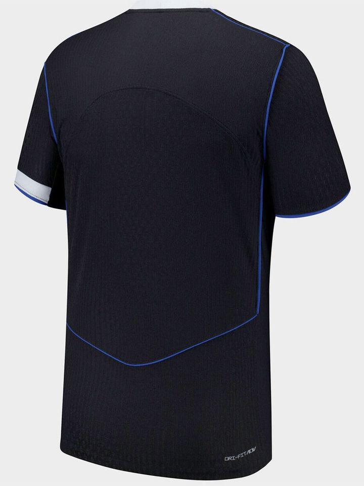 プレミアリーグ名門が「胸ロゴ無し」新ユニフォームを発表！懐かしのエンブレムが復活のレトロスタイル