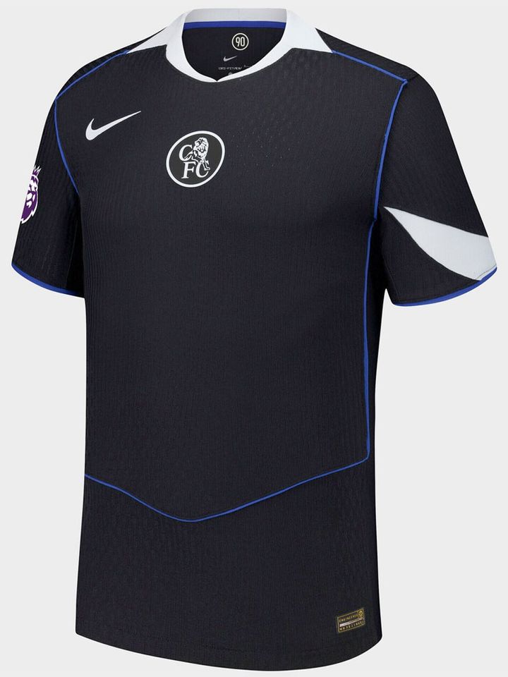 プレミアリーグ名門が「胸ロゴ無し」新ユニフォームを発表！懐かしのエンブレムが復活のレトロスタイル