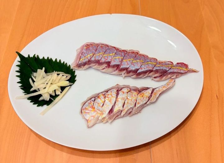 イトヨリの刺身（写真上）と酢締め。刺身は皮を引いて、酢締めは皮つきで違いを楽しみながら食べられます