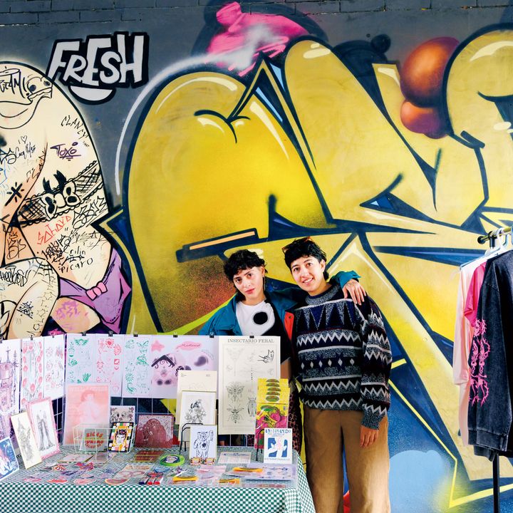 イラストのプリントを売るカップル