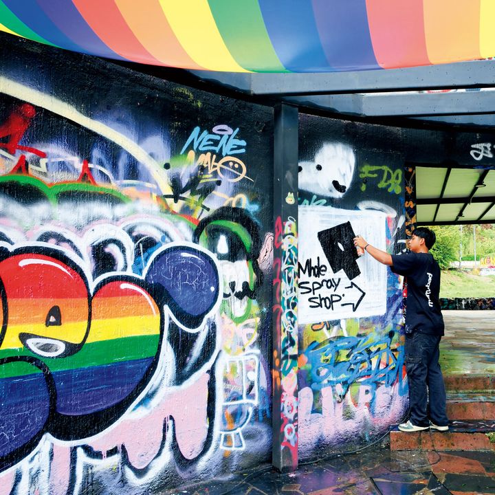 園内でグラフィティを描く様子