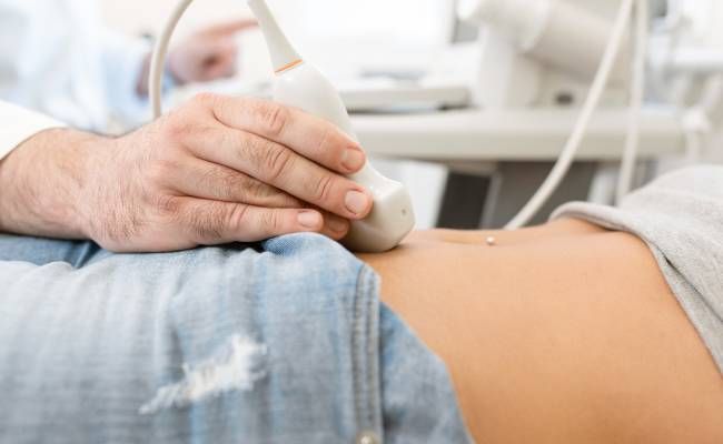 腹部超音波検査を受けているイメージ