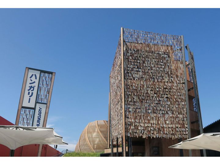 ハンガリー・パビリオン。木材や自然素材を多用した優しい雰囲気の建物が印象的です。