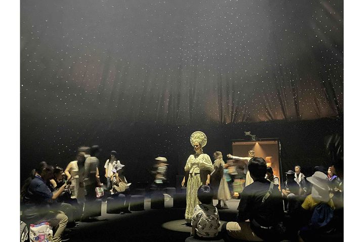 シアターの中心にハンガリーの伝統衣装をまとった女性がポツンと立っています。