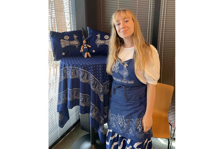 藍染めをレクチャーしてくれたゲレンチェール・エニクーさん。先生の作品にも間近で触れることができました。