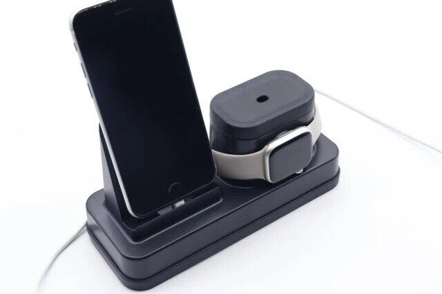 ダイソーのマルチスタンドはスマホとスマートウォッチをひとまとめに充電できる