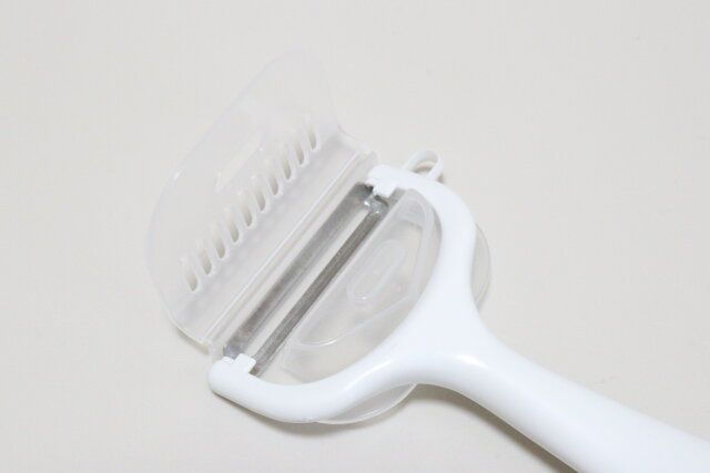 ダイソーのピーラー用 カバーキャップをセットする