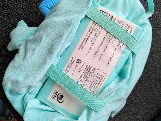 背面にある2本のゴムバンドでソフトパックティッシュを固定している様子