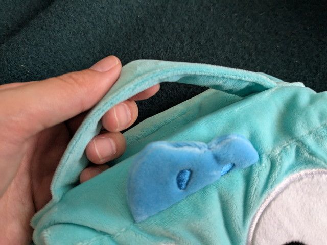 上部の持ち手を指でつまんだクローズアップ