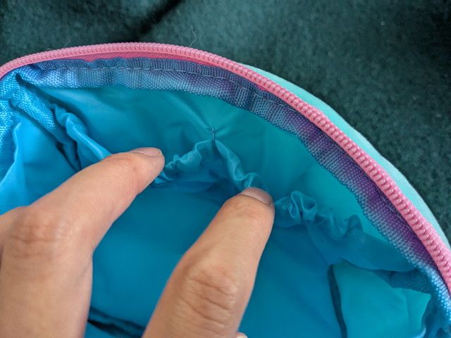 内側のゴムギャザーポケットを指で広げているアップ