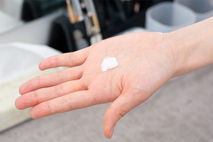 STEP6 クリームを全体に塗り広げる（塗布間隔1分半）