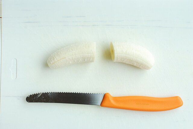 バナナは上下を少し切り落とし、皮をむいて半分の長さにカットする。