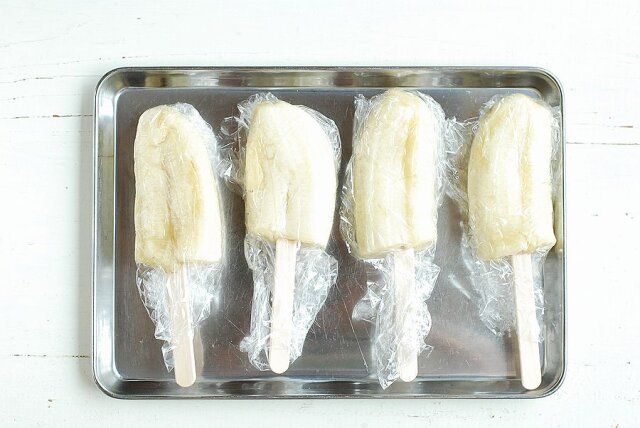 トレーにバナナを並べ冷凍庫で2時間以上冷やし固める。