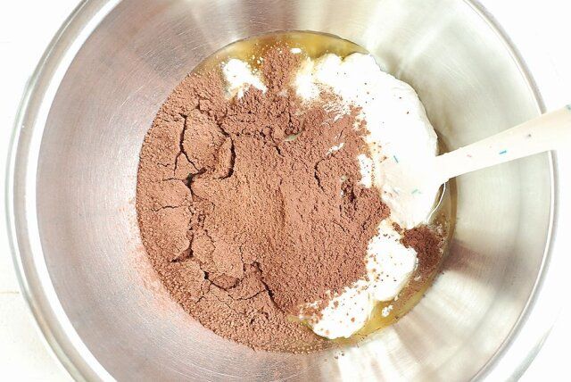 ボウルにヨーグルトとはちみつ、ココアパウダーを加えゴムベラでよく混ぜる。