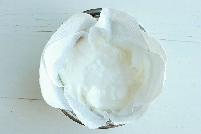 ボウルにざる、キッチンペーパーをのせヨーグルトを水切りする。