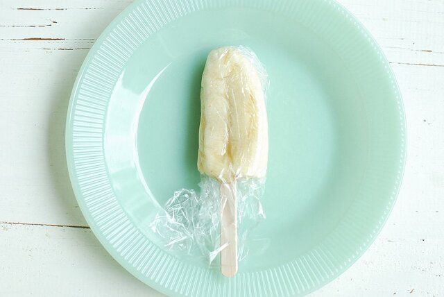 バナナをラップの上から手のひらでつぶし形を整える。