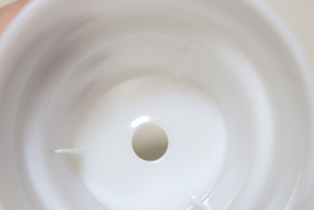 セリアのガラス風ポットの鉢底穴