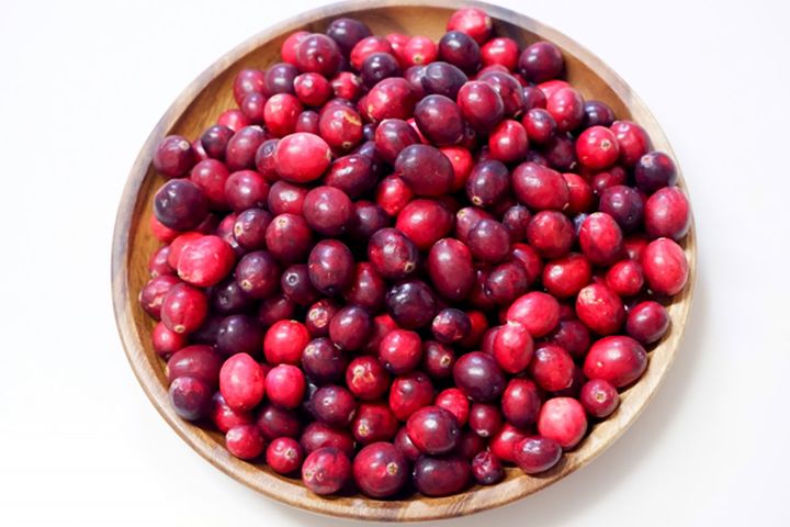 酸味が強く、生食は不向きのクランベリー。料理のソースやドライフルーツとして人気です。