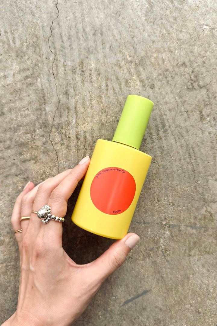 夏の簡単まとめ髪2025◎ 大人に似合うツインお団子ヘアアレンジ【ささやかですてきなもの 大谷有紀 vol.251】