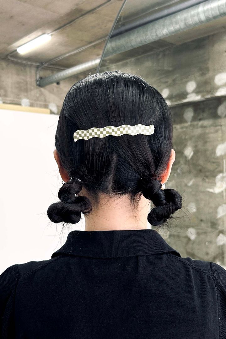 夏の簡単まとめ髪2025◎ 大人に似合うツインお団子ヘアアレンジ【ささやかですてきなもの 大谷有紀 vol.251】