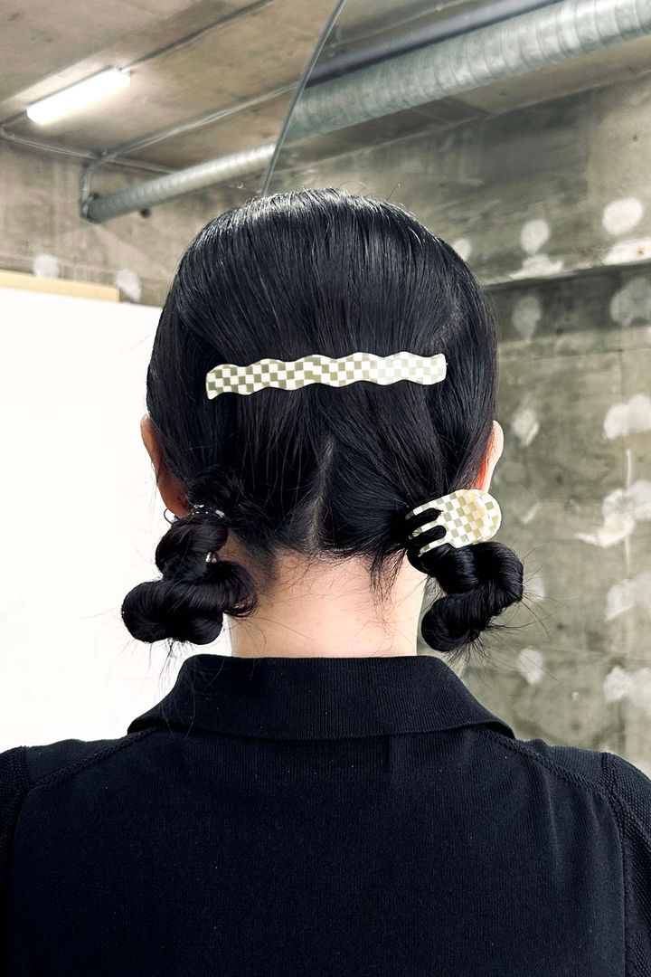 夏の簡単まとめ髪2025◎ 大人に似合うツインお団子ヘアアレンジ【ささやかですてきなもの 大谷有紀 vol.251】