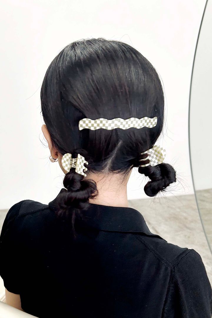 夏の簡単まとめ髪2025◎ 大人に似合うツインお団子ヘアアレンジ【ささやかですてきなもの 大谷有紀 vol.251】