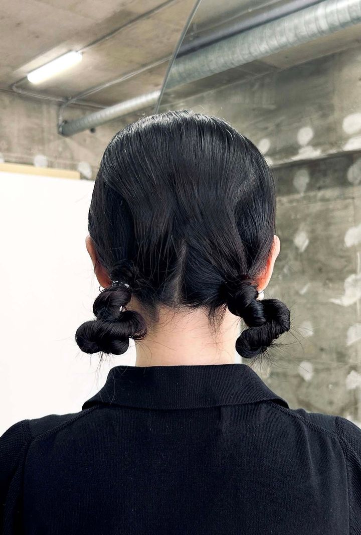 夏の簡単まとめ髪2025◎ 大人に似合うツインお団子ヘアアレンジ【ささやかですてきなもの 大谷有紀 vol.251】