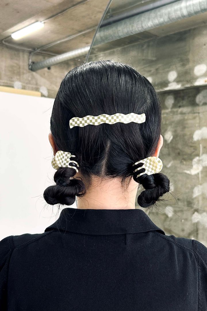 夏の簡単まとめ髪2025◎ 大人に似合うツインお団子ヘアアレンジ【ささやかですてきなもの 大谷有紀 vol.251】