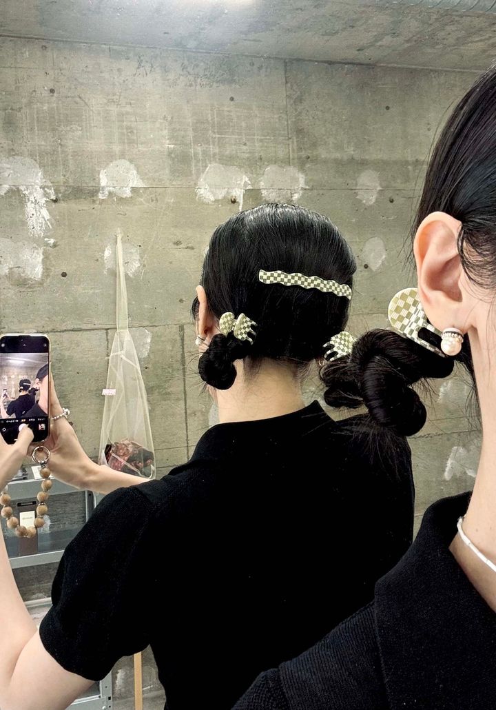 夏の簡単まとめ髪2025◎ 大人に似合うツインお団子ヘアアレンジ【ささやかですてきなもの 大谷有紀 vol.251】