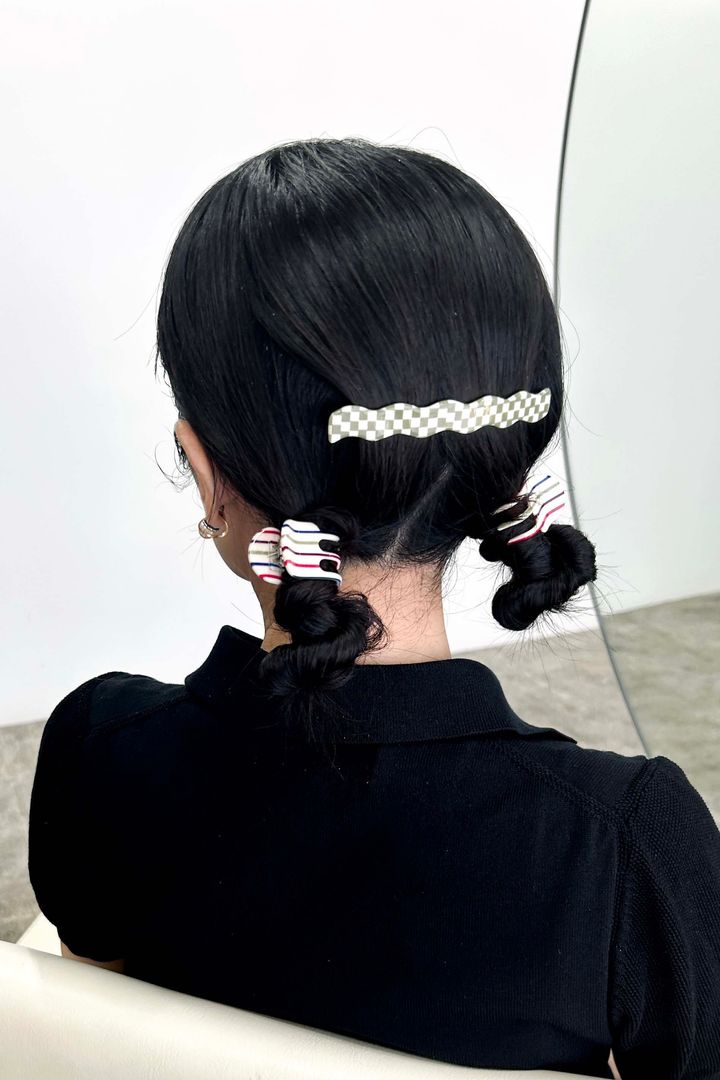 夏の簡単まとめ髪2025◎ 大人に似合うツインお団子ヘアアレンジ【ささやかですてきなもの 大谷有紀 vol.251】