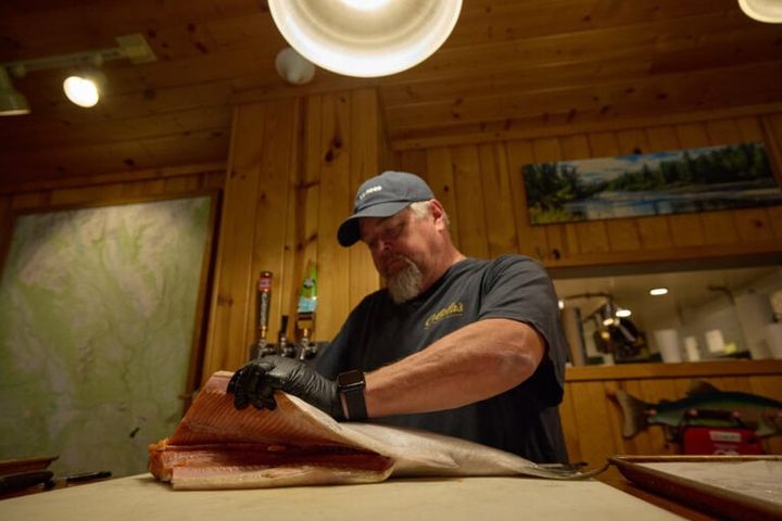 キングサーモンをおろしている光景は見ごたえあり